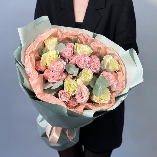St bouquet 24 из белых и розовых кустовых роз с эвкалиптом