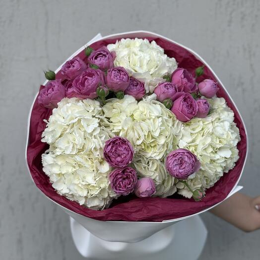 Букет с гортензиями и кустовыми розами
