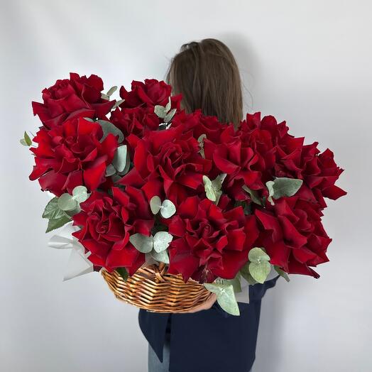 Корзина с ажурными розами