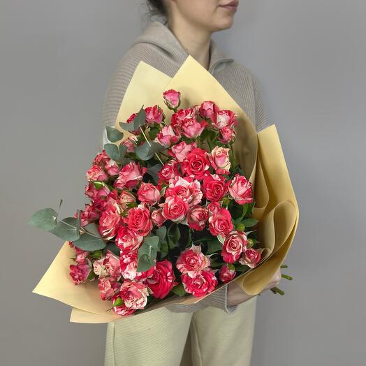 Букет из ярко-розовых кустовых роз