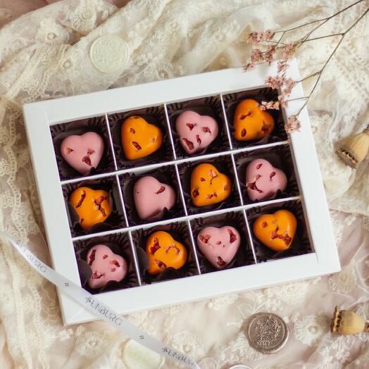 Сердечки из бельгийского шоколада M (апельсин и клубника) сладкий комплимент