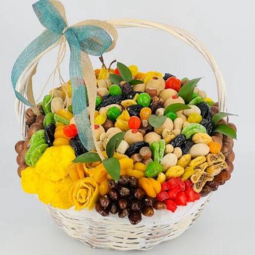 Корзина с сухофруктами и орехами