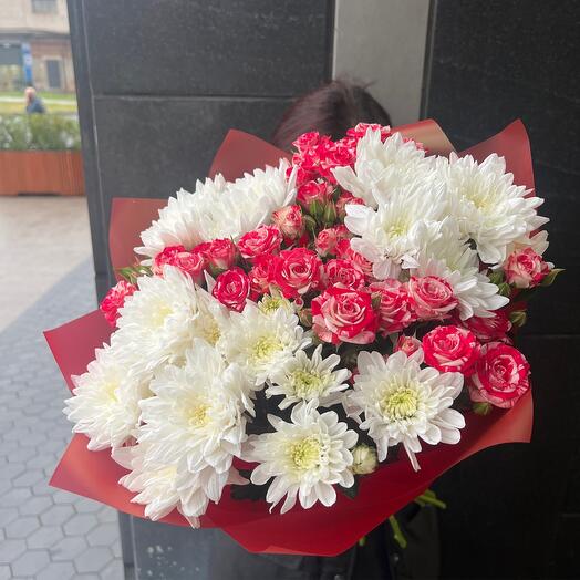 Bouquet of bush roses and chrysanthemums