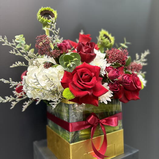 SQUARE BOX WITH ROSES