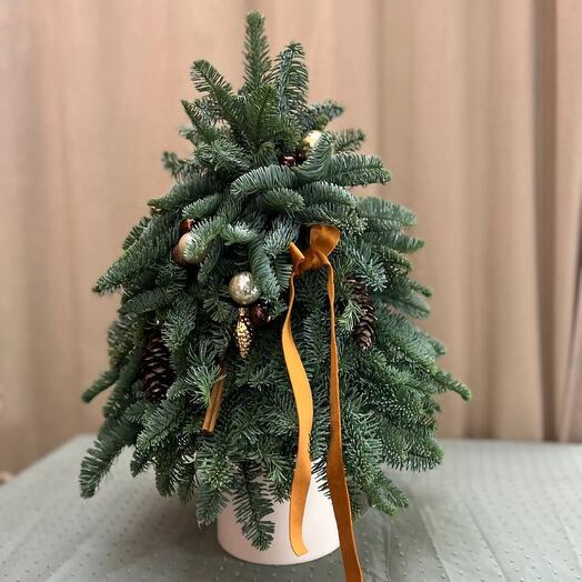 Декоративная елка в шляпной коробке с шоколадным декором