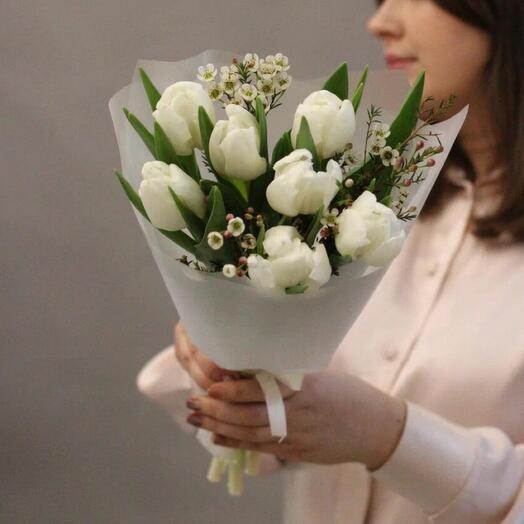 Букет из белых тюльпанов и цветущих веточек
