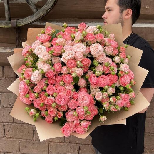 Большой букет из кустовых пионовидных роз Бомбастик