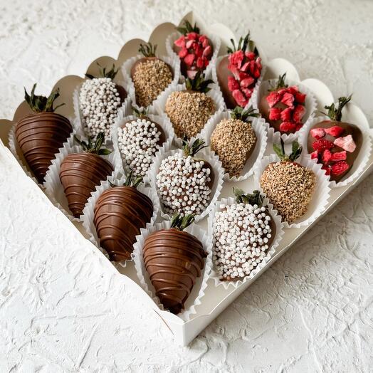 Клубника в молочном шоколаде 16-25 штук в подарок