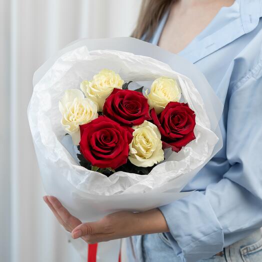 Букет из 7 красно-белых роз 💖
