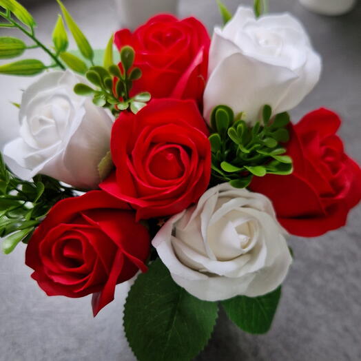 Букет из мыльные роз "Алое и белое"