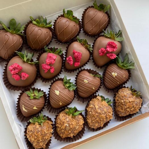 Juego de fresas cubiertas de chocolate