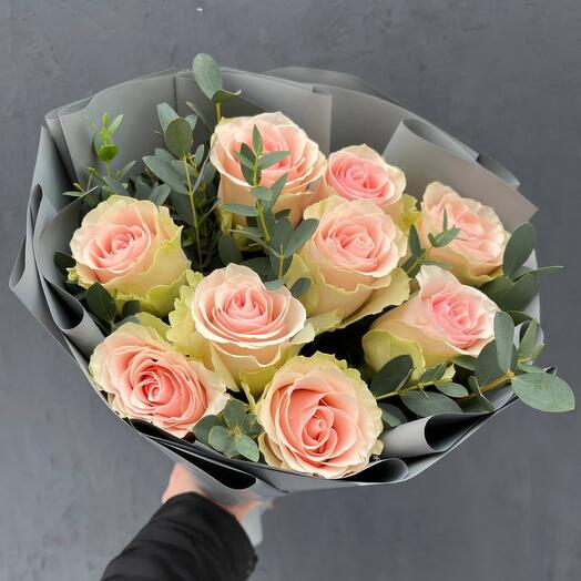 Букет из 9 розовых роз Фрутетто и эвкалипта