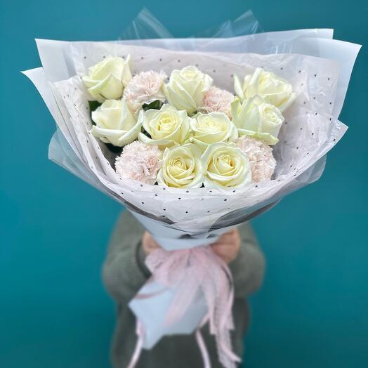 Ramo de rosas blancas y Dianthus (M )