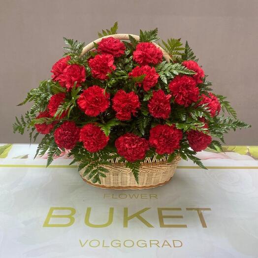 Корзина с гвоздикой