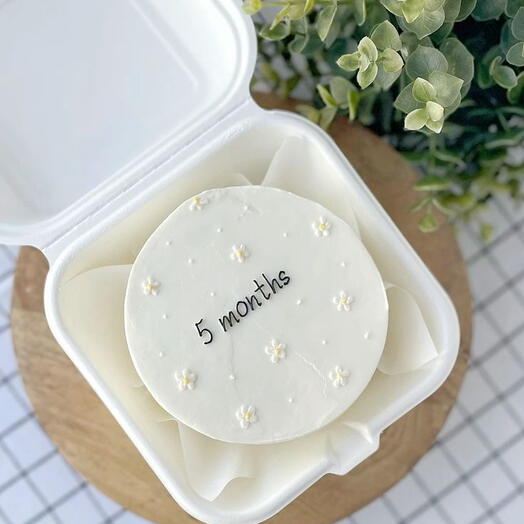 5 Months Celebration- White buttercream with white Daisy Flowers