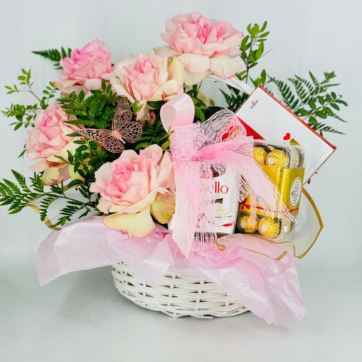 Цветы розовые французские розы пинк мондиаль pink mondiale с конфетами Raffaello FERRERO Rocher Merci в корзине