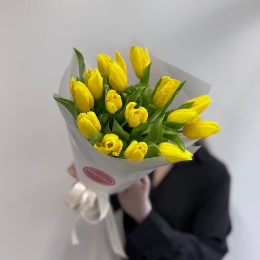 Букет 15 желтых тюльпанов