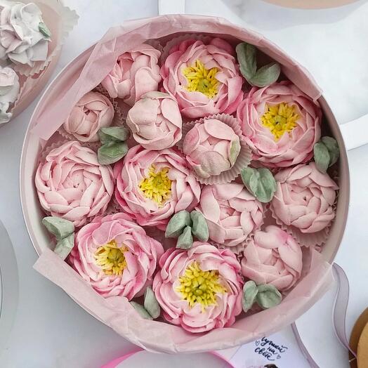 Зефирные пионы в  круглой коробке