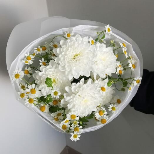 Хризантема белая и кустовая ромашка