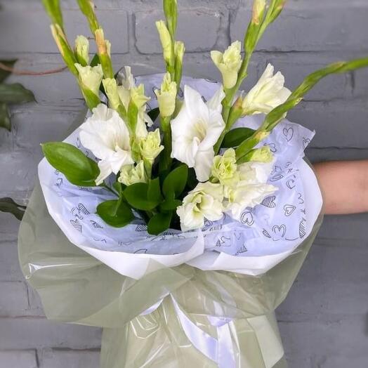 Букет из белых гладиолусов с рускусом Арт.10766