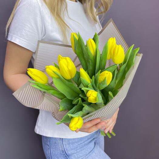 Букет из 11 тюльпанов в дизайнерской упаковке