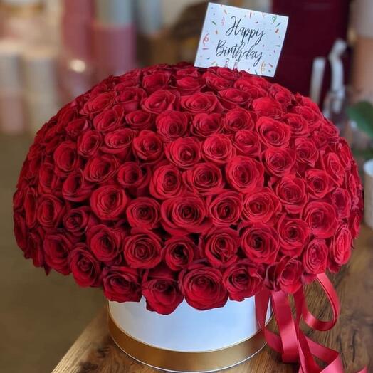Bouquet of 101 red roses in hat box