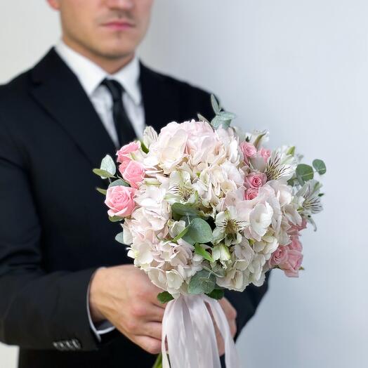 Нежный розовый букет невесты из гортензии, кустовой розы, белой альстромерии и эвкалипта