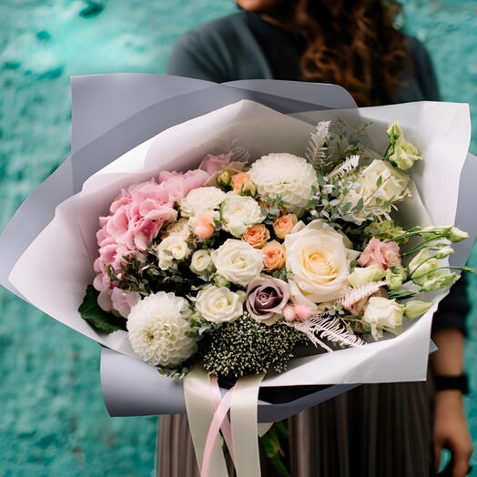 Ramo con hortensias y rosas