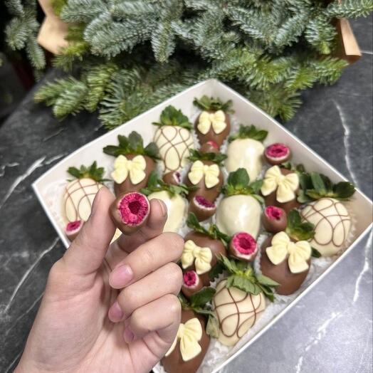 Клубника в шоколаде с малиной