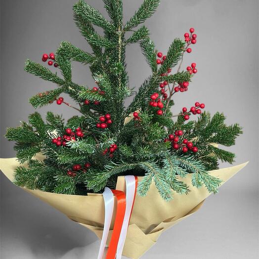 Новогодняя ель с ягодами