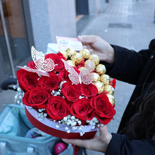 Caja corazon con rosas y Ferreros