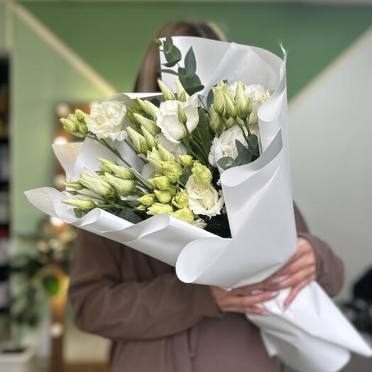 Букет из белых эустом в белоснежной упаковке
