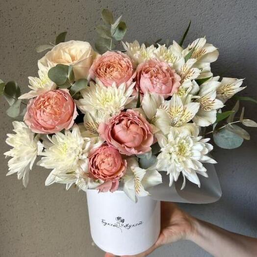 Коробка с цветами «Меланж»(премиальная роза Wite Ohara,кустовая роза Джульетта,альстромерия,кустовая хризантема)