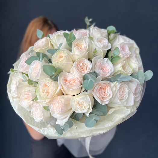 Букет ароматных пионовидных роз и эвкалипта «Жемчуг»