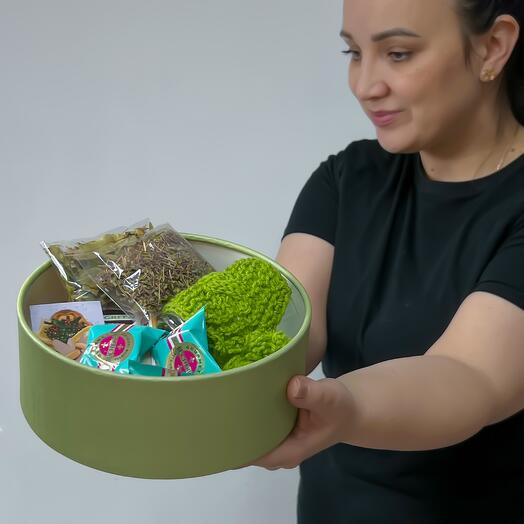 Чайный набор в зеленой круглой коробке с  чаем, конфетами Бушерон,  кружкой с декором и открыточкой