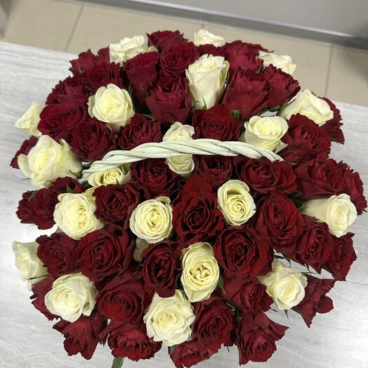 Корзина с розами Эквадор 65 штук