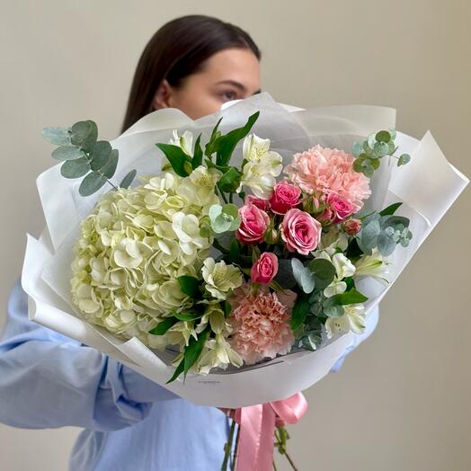 Авторский букет с гортензией и кустовой розой