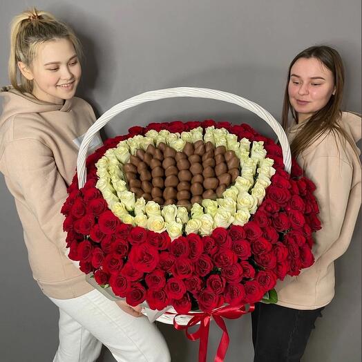 Корзина со стойкими цветами и клубникой в шоколаде