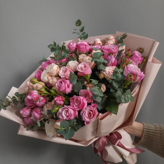 Rosas arbustivas bombastik con eucalipto