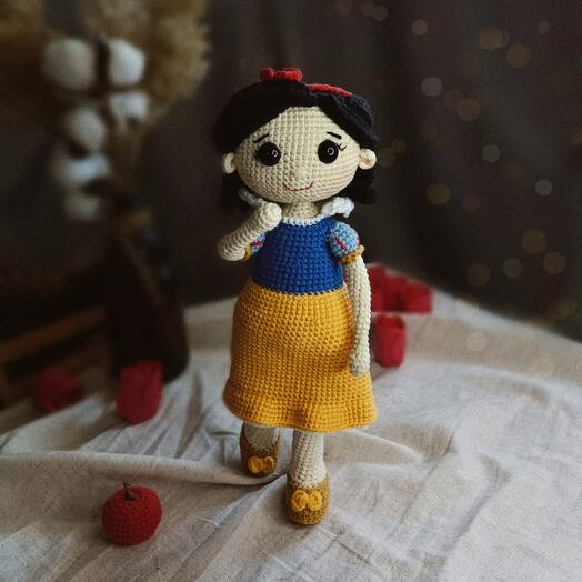 Вязаная интерьерная кукла ручной работы Юная принцесса Белоснежка