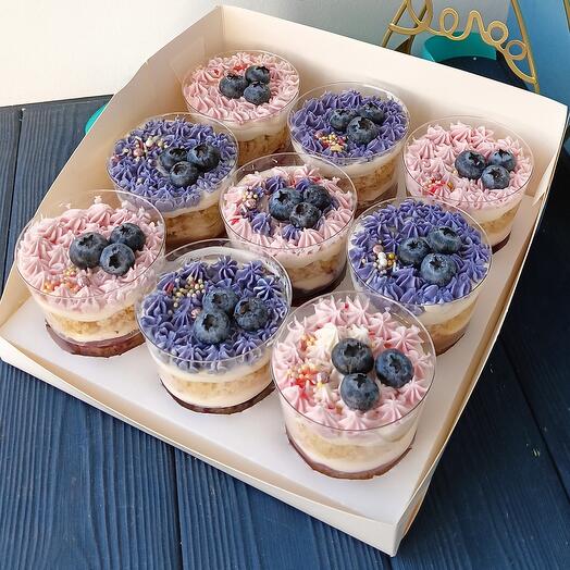 Juego de postres en tazas con bayas