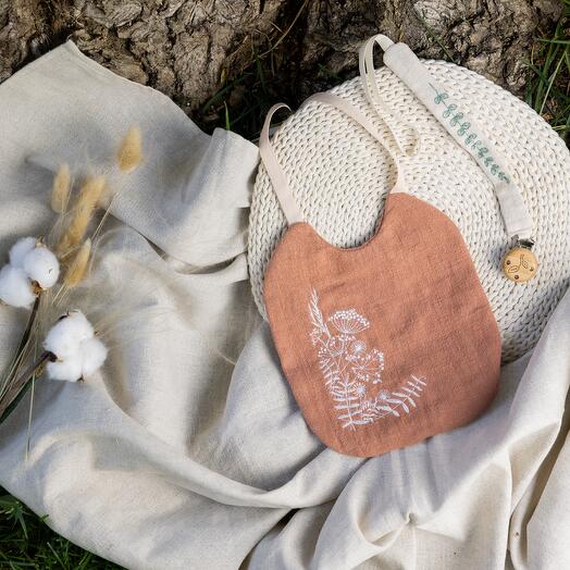 Нагрудник из крапивы ручной работы с вышивкой, медный