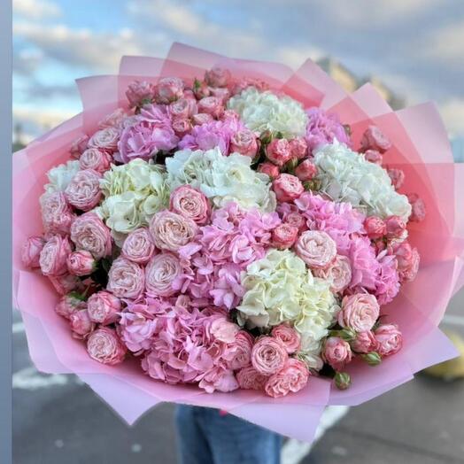 Ramo de hortensias y rosas de peonía