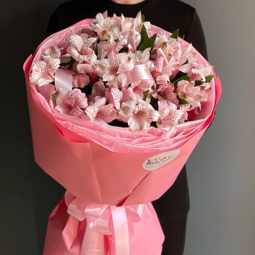 Букет из нежных альстромерий в воздушной розовой упаковке
