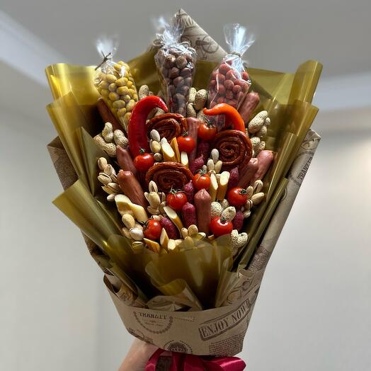 Мужской съедобный букет из колбас, орехов, сыра