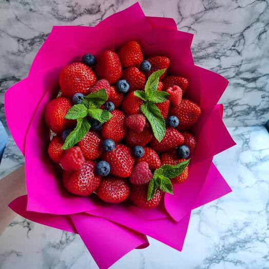 Букет из клубники "ягодная поляна" подарок маме, бабушке, жене, сестре