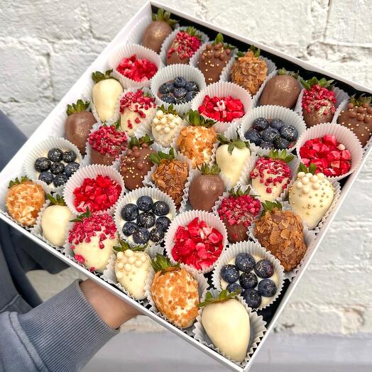 XL Ассорти в белом и молочном шоколаде "Berry Kingdom с клубникой" (голубика, клубника)