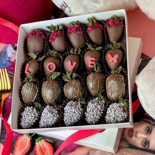 Клубника в шоколаде 25-16 шт. Бельгийский шоколад Callebaut. Подарочный набор 1163. Leora chololate