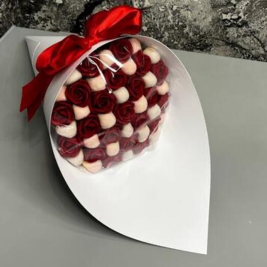 Букет из 21 розы и мармелада