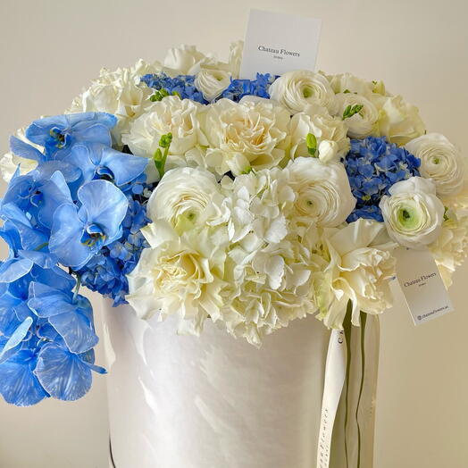 White roses and blue hydrangeas